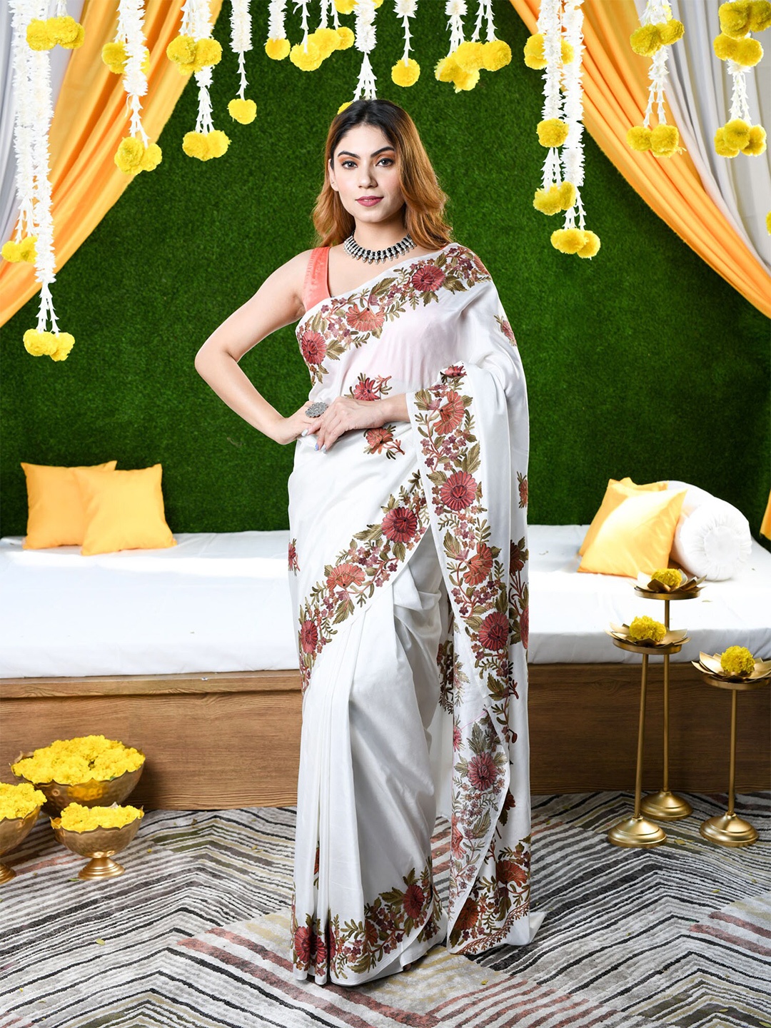 

BEATITUDE White & Maroon Floral Pure Silk Saree
