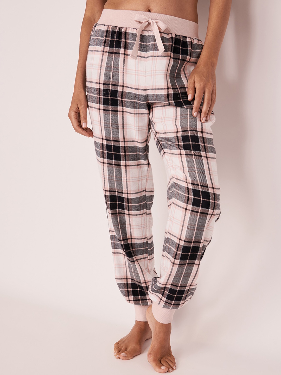 

La Vie en Rose Women Pink & Black Checked Lounge Pants