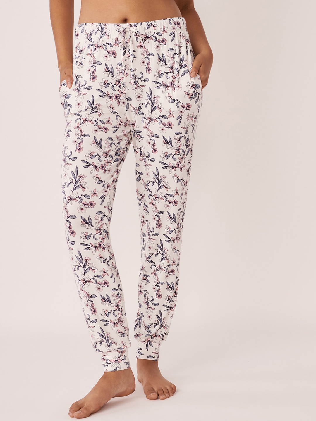

La Vie en Rose Women White & Peach Floral-printed Joggers