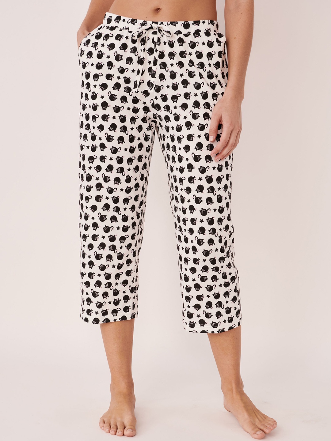 

La Vie en Rose Women White & Black Printed Pure Cotton Capri Lounge Pants