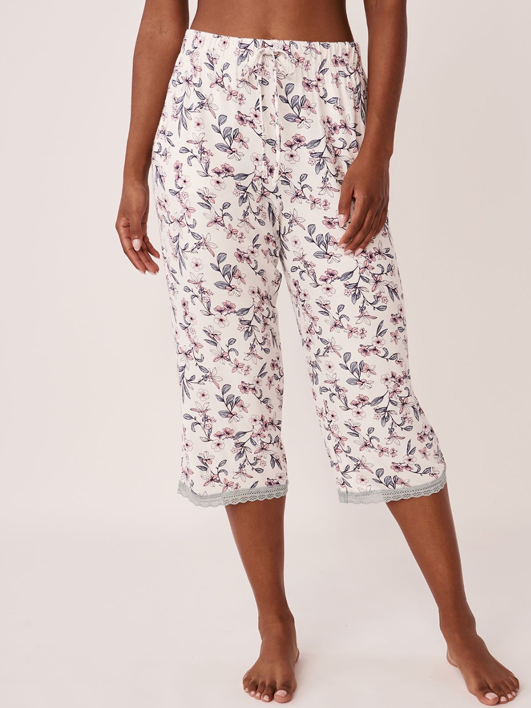 

La Vie en Rose Women White & Peach Printed Capri Lounge Pants
