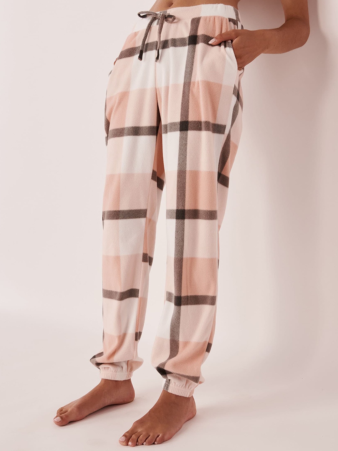 

La Vie en Rose Women Pink & Black Checked Printed Joggers