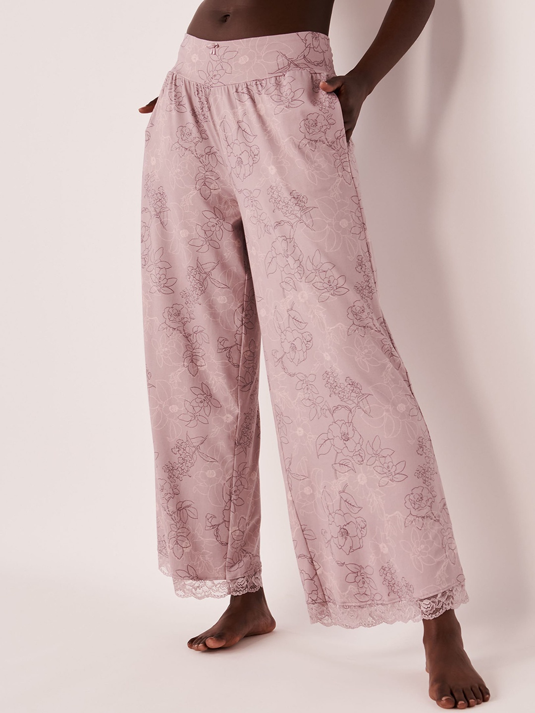 

La Vie en Rose Women Pink Floral Printed Lounge Pants