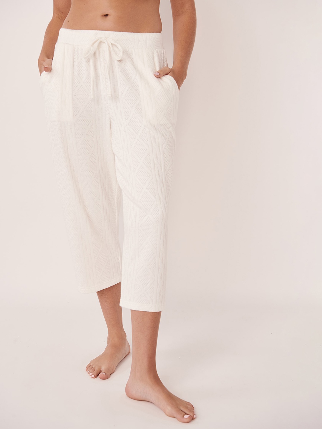 

La Vie en Rose Women White Solid Capri Lounge Pants