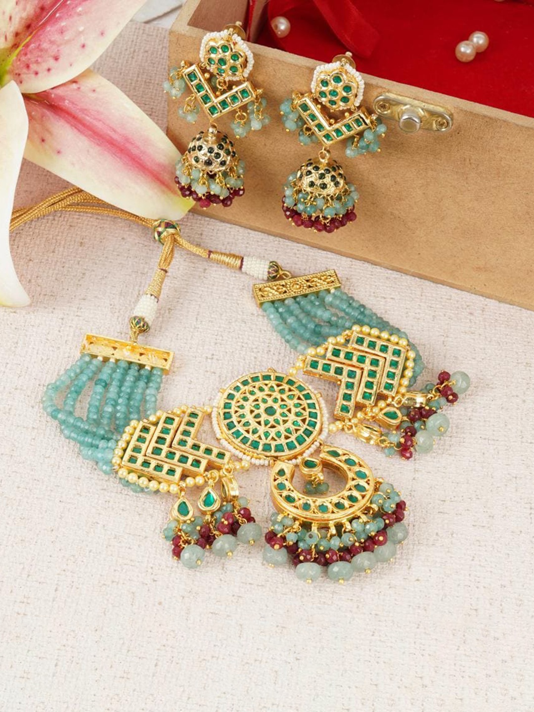 

AURAA TRENDS Gold-Plated Green Kundan Studded & Beaded Jewellery Set