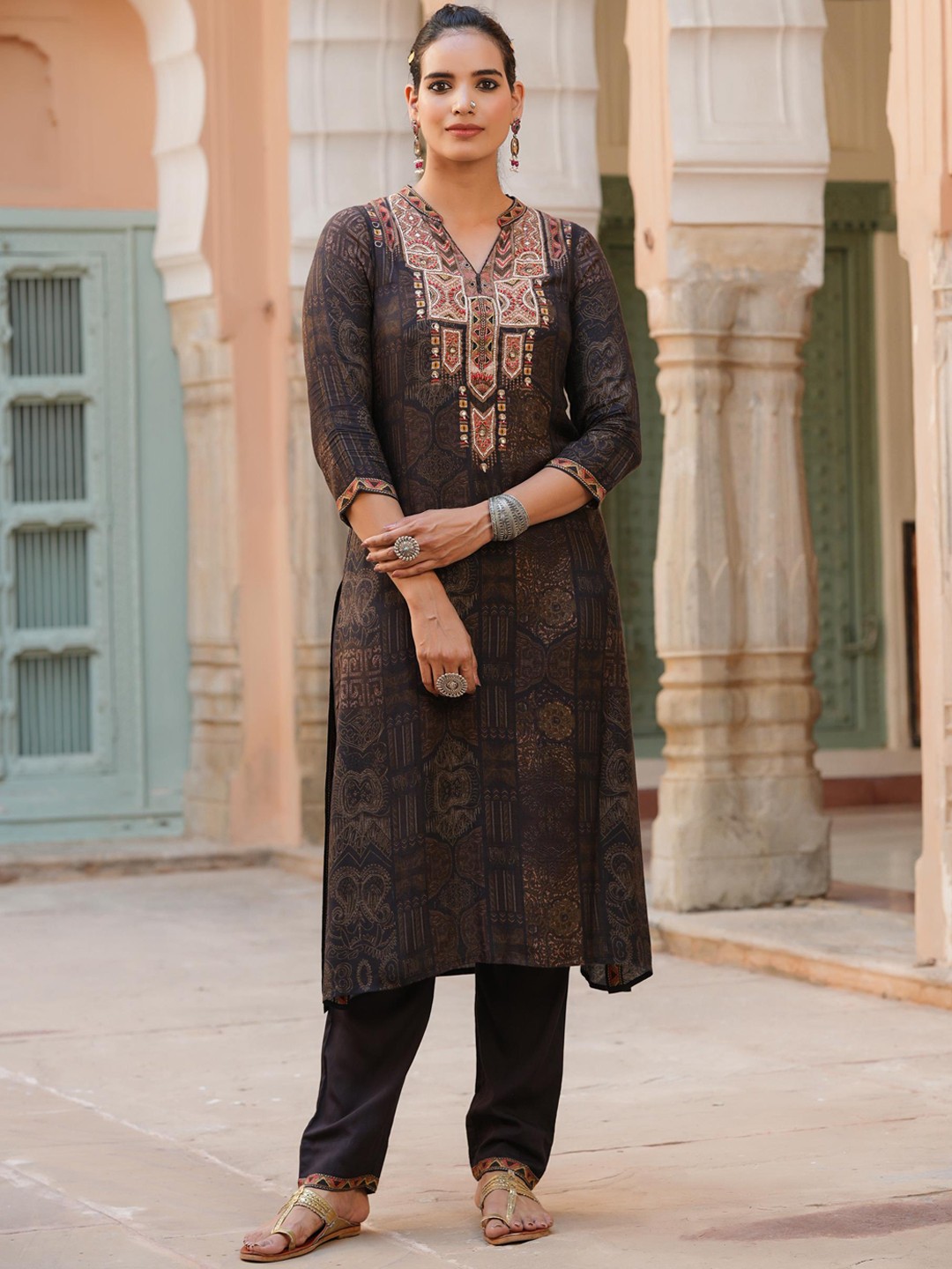 

SCAKHI Women Brown Ethnic Motifs Printed Beads and Stones Kurta with Trouser