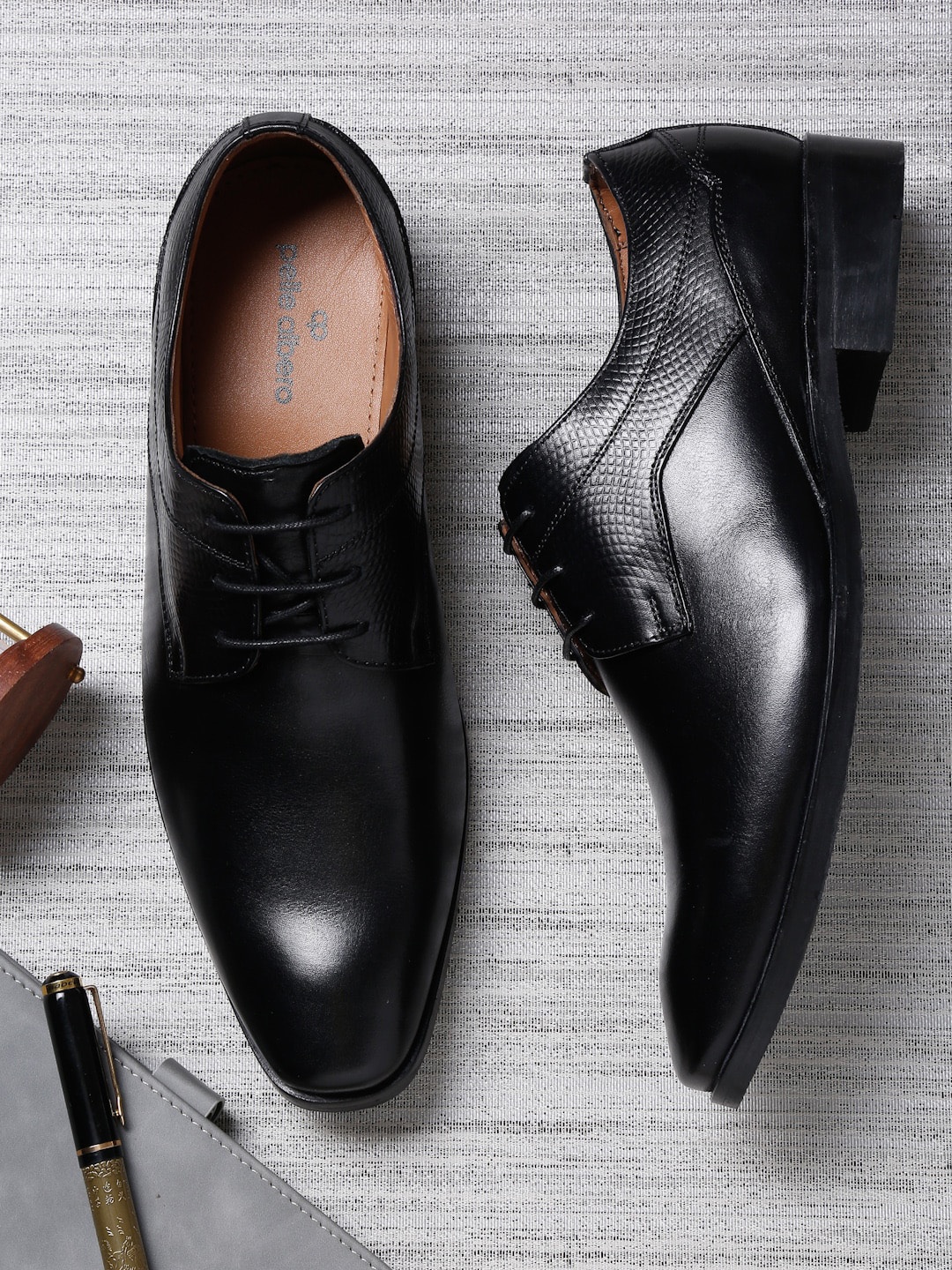 

pelle albero Men Black Solid Leather Formal Derbys