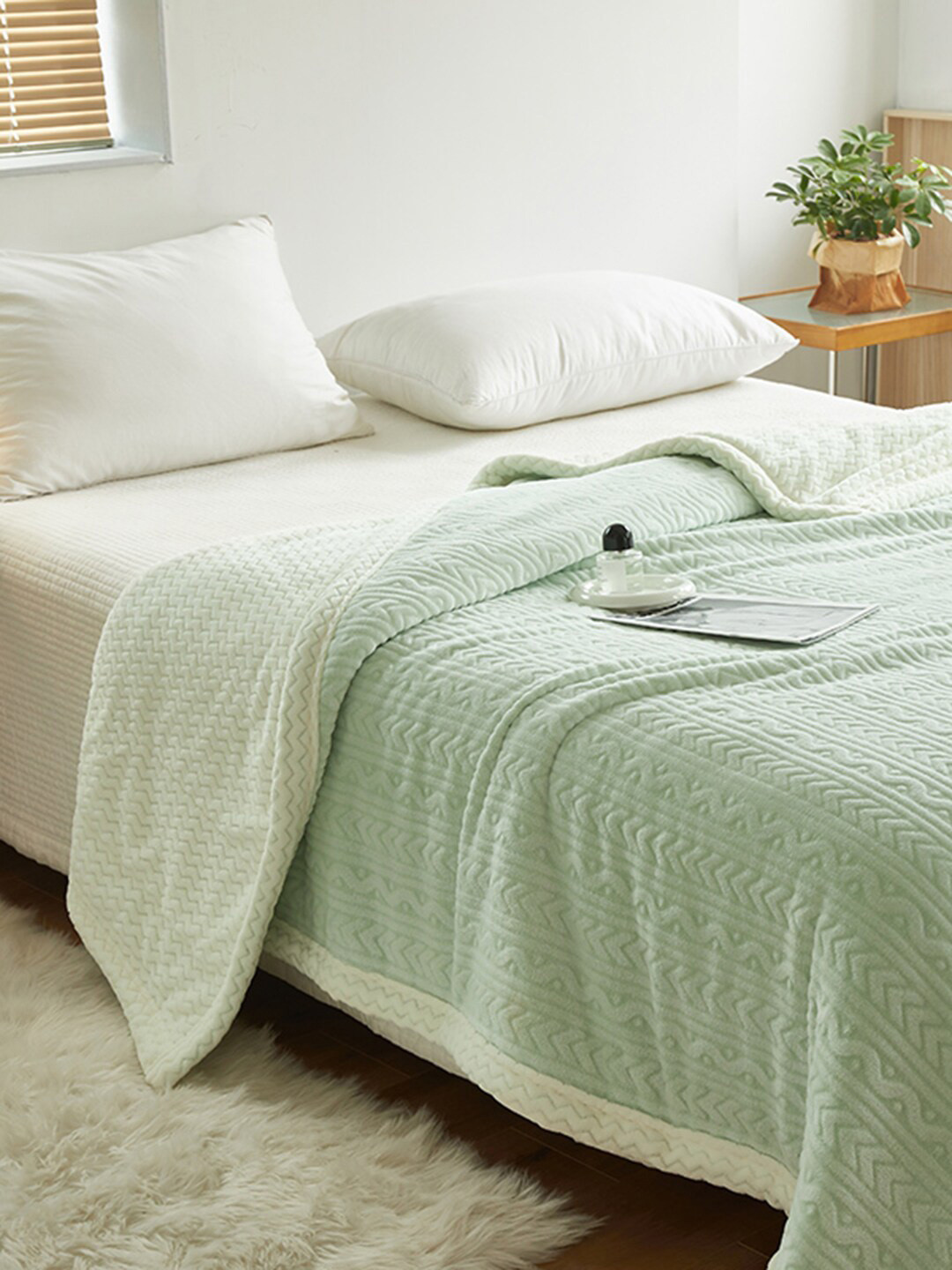 

JC Collection Green & White Geometric Mild Winter 600 GSM Double Bed Blanket