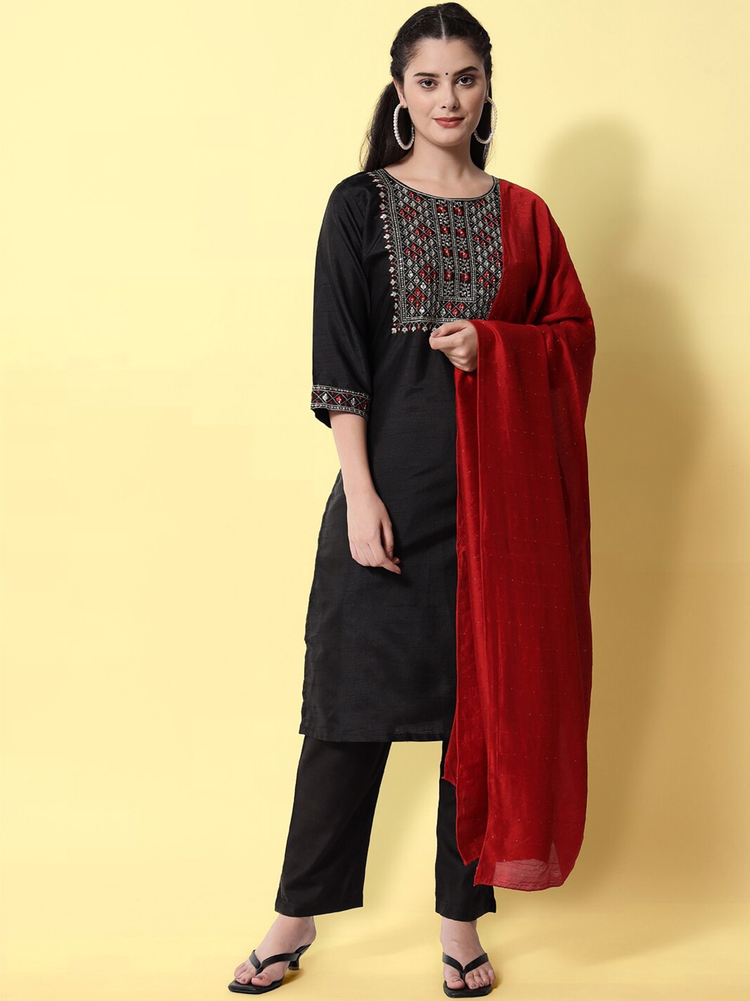 

VredeVogel Women Black Floral Embroidered Kurta with Trousers With Dupatta