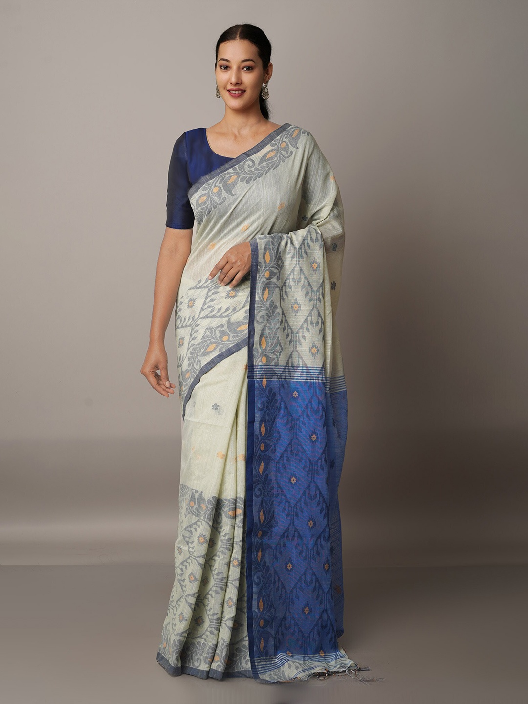 

Unnati Silks White & Grey Woven Design Handloom Jamdani Saree