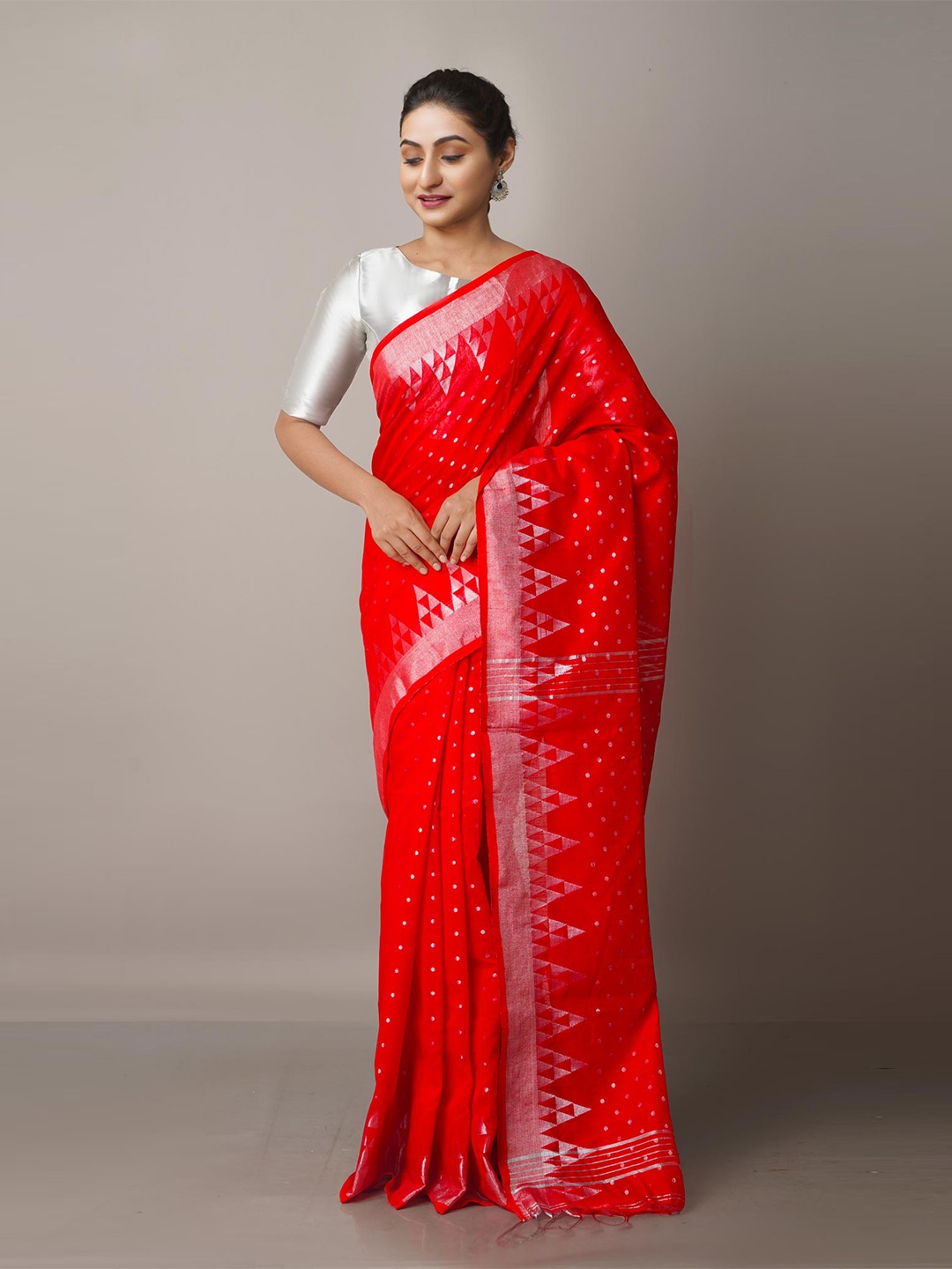 

Unnati Silks Red & Silver-Toned Linen Blend Jamdani Saree