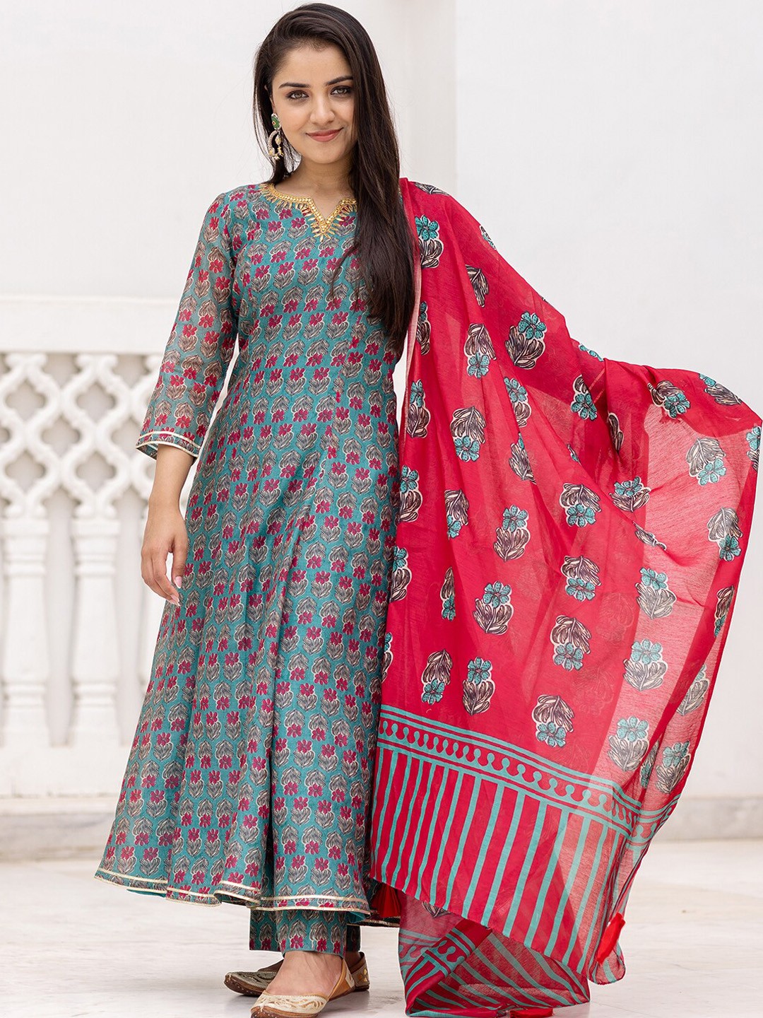 

Ambraee Women Green Floral Printed Kurta with Trousers With Dupatta