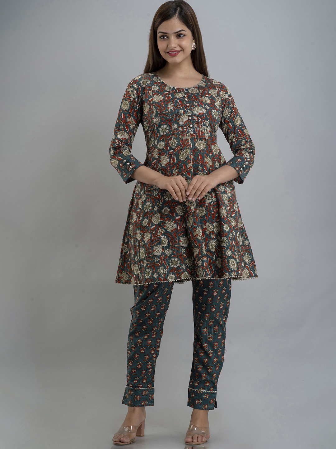 

OMASK Women Green Floral Printed Pure Cotton Kurti with Trousers