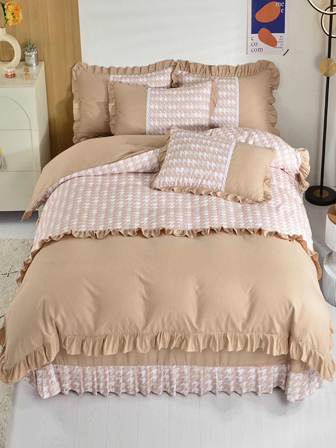 

JC Collection Khaki & White Printed Bedding Set With Pillow Covers