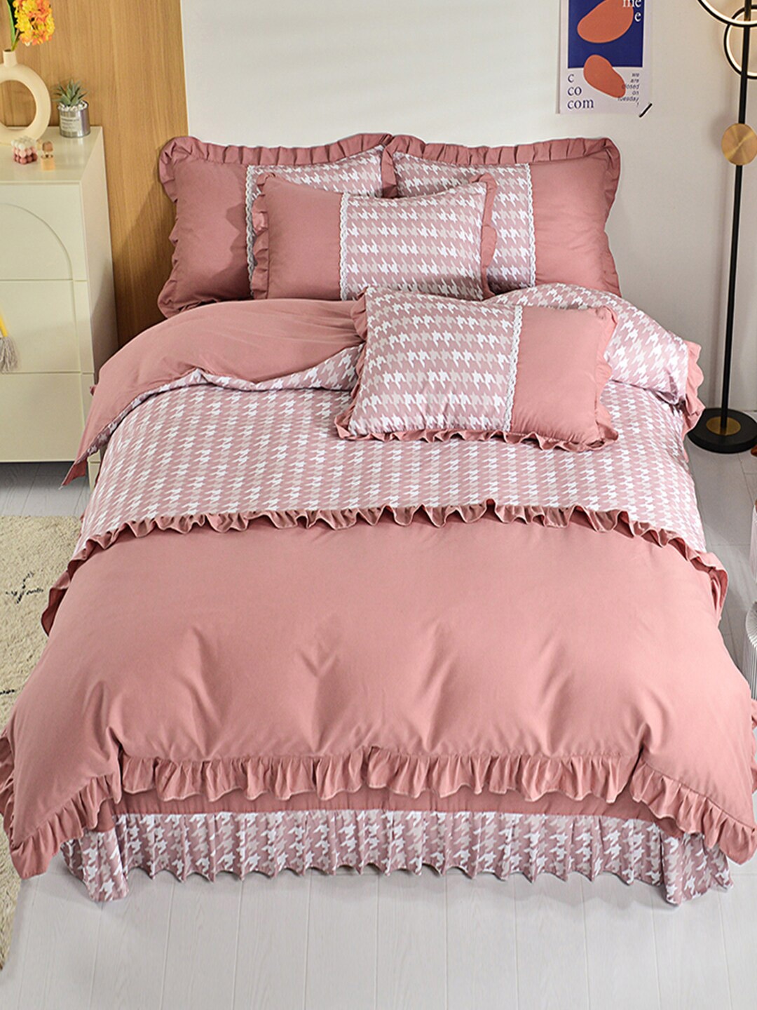 

JC Collection Set Of 4 Pink & White Hound scotch Printed Double King Bedding Set