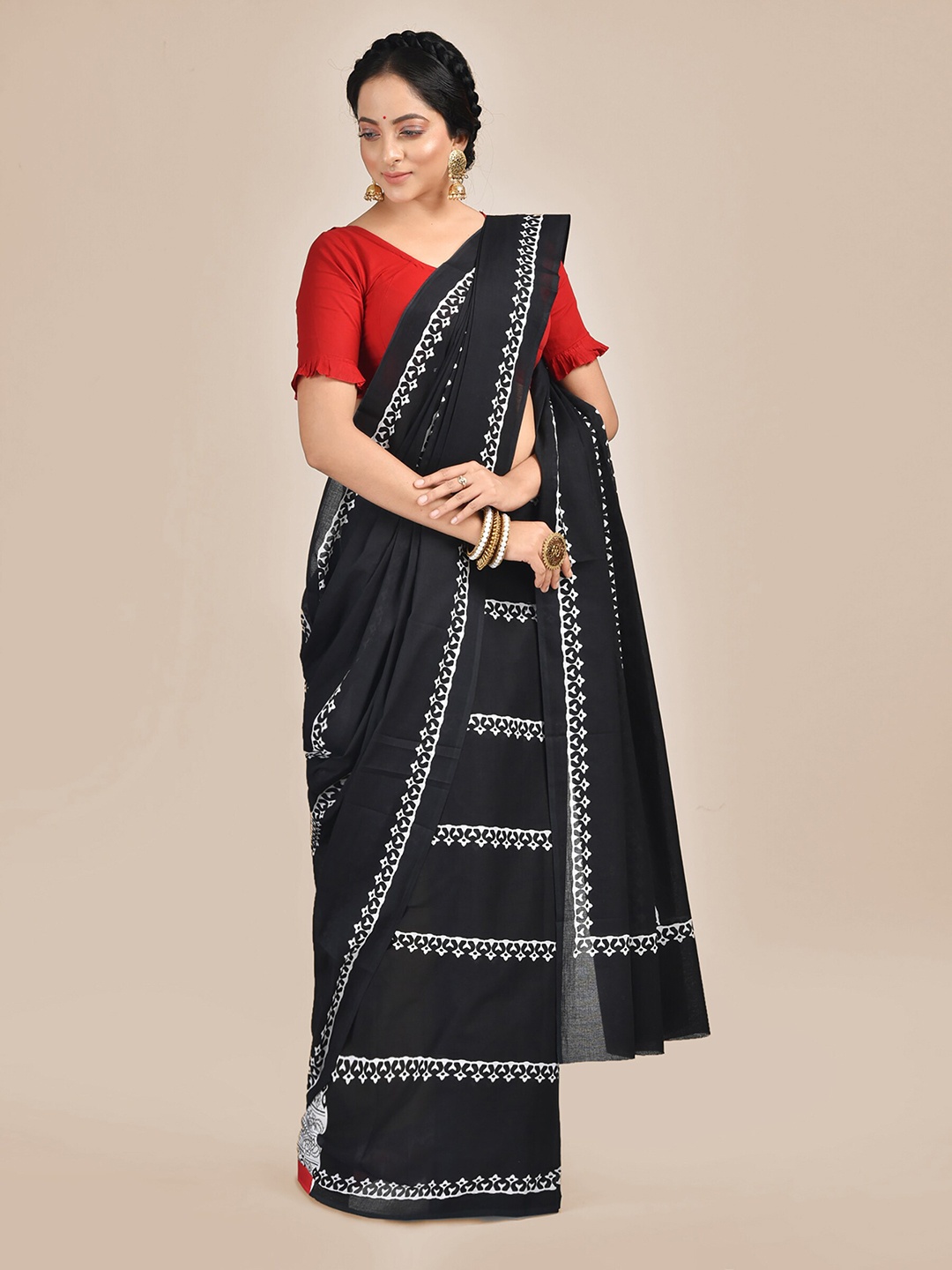

Mitera Black & White Floral Pure Cotton Bagru Saree