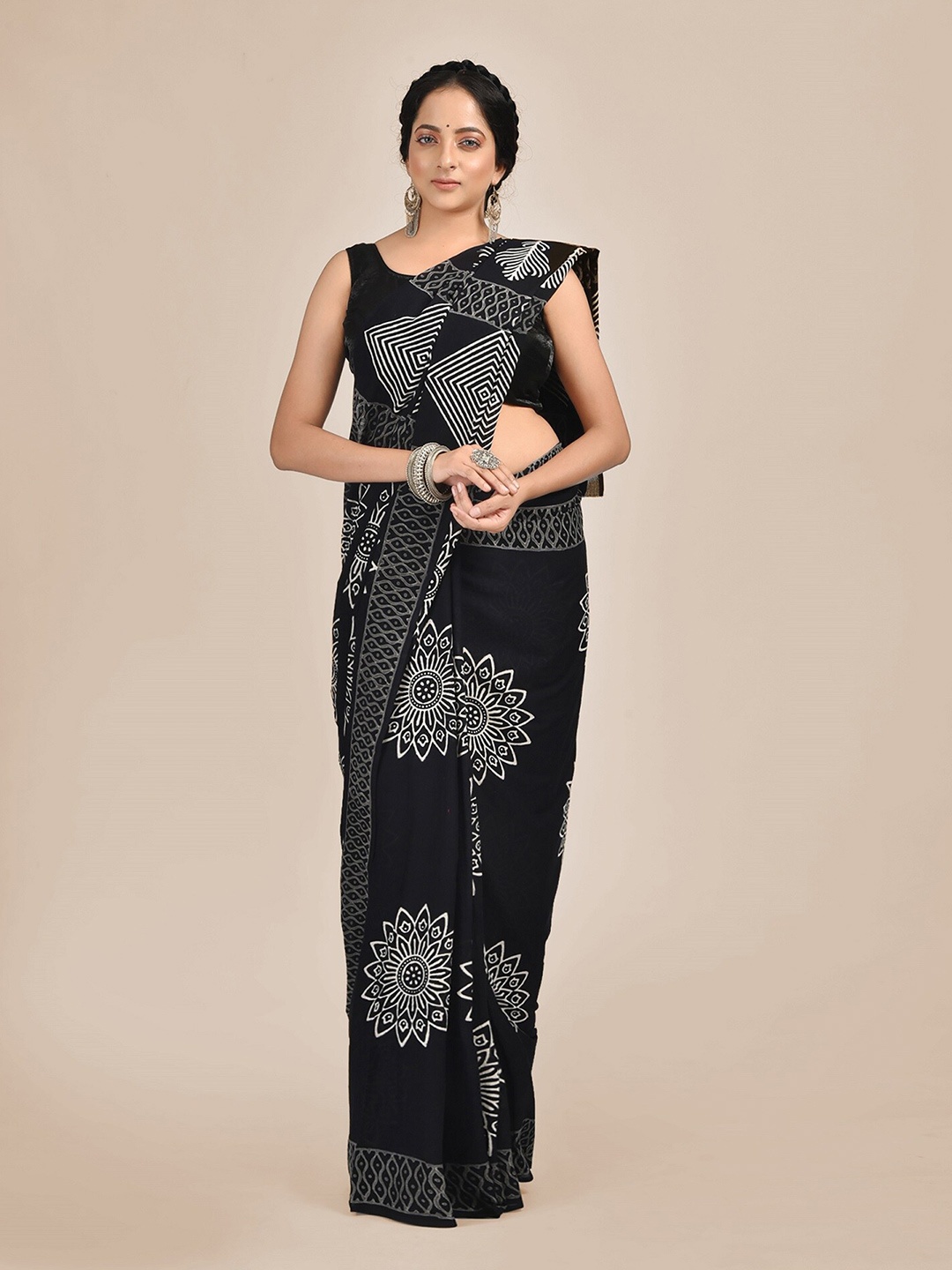 

Mitera Black & Silver-Toned Ethnic Motifs Pure Cotton Bagru Saree