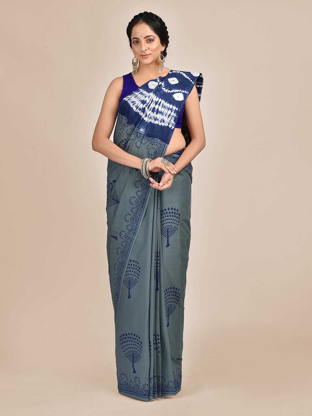 

Mitera Grey & White Ethnic Motifs Pure Cotton Saree