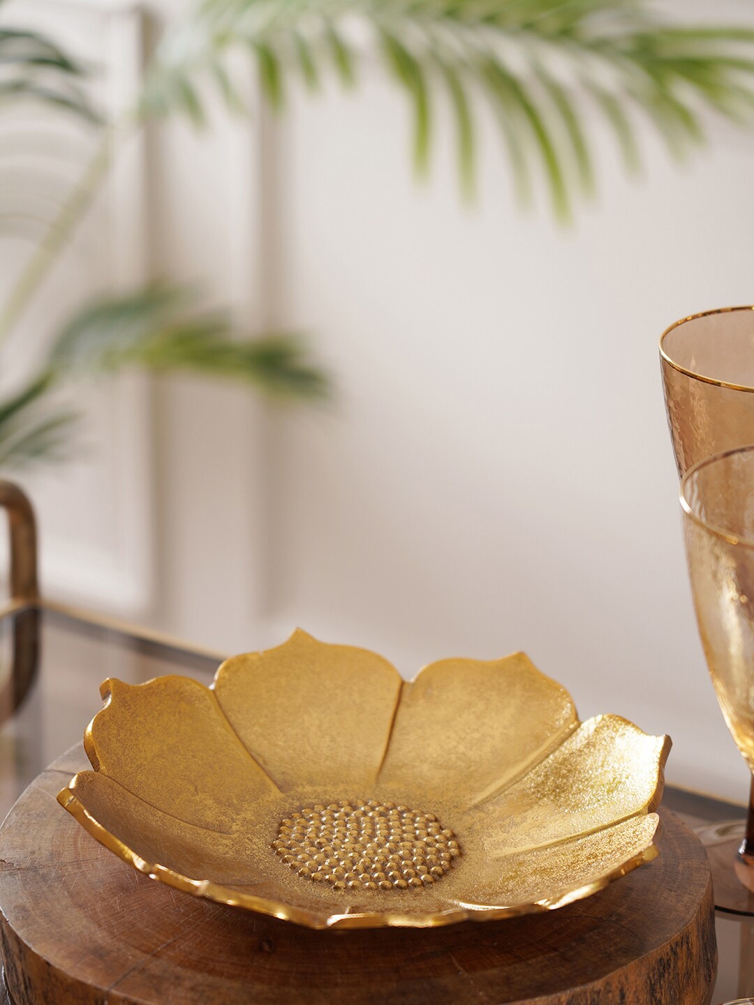 

Pure Home and Living Gold Toned Flower Shaped Brass Food Platter