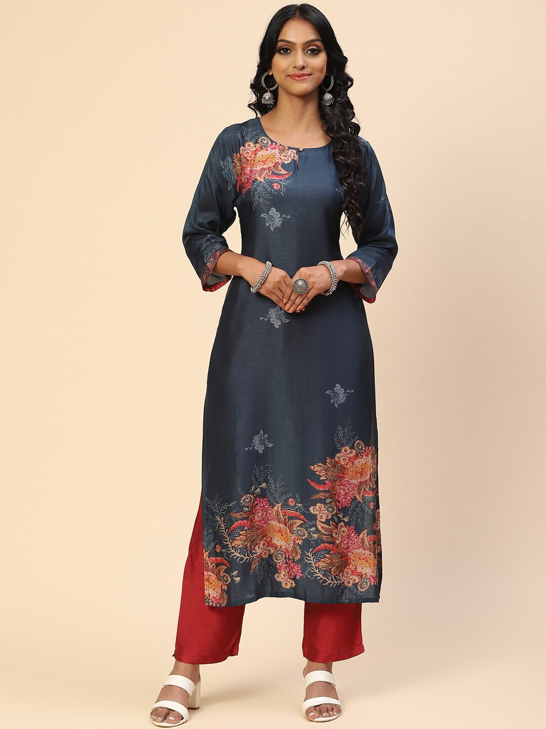 

Meena Bazaar Women Grey Floral Printed Pure Silk Kurta with Trousers