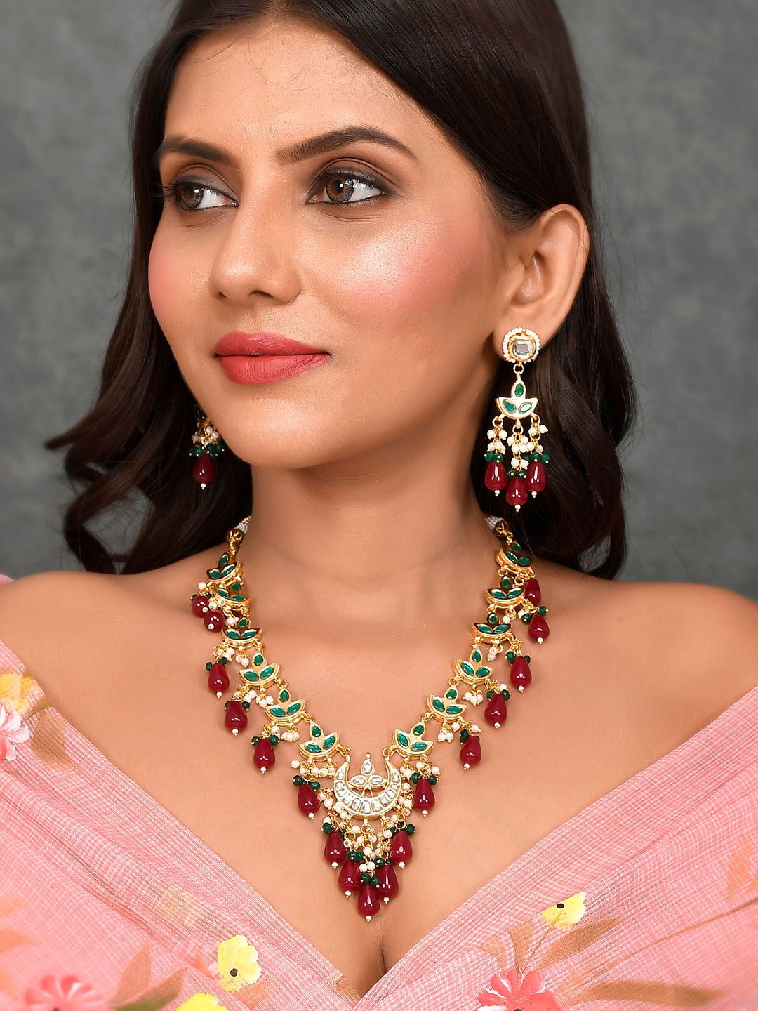 

DASTOOR Women Maroon & Green Gold-Plated Kundan Studded Jewellery Set