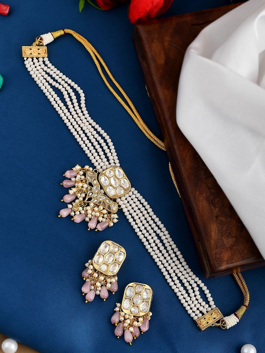 

DASTOOR Women Pink & White Gold-Plated Kundan-Studded & Beaded Jewellery Set
