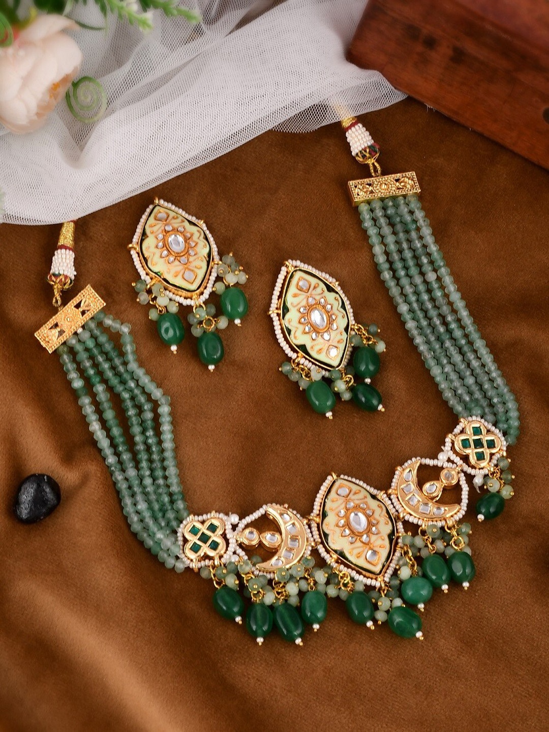

DASTOOR Women Green & White Gold-Plated Kundan Studded & Beaded Jewellery Set