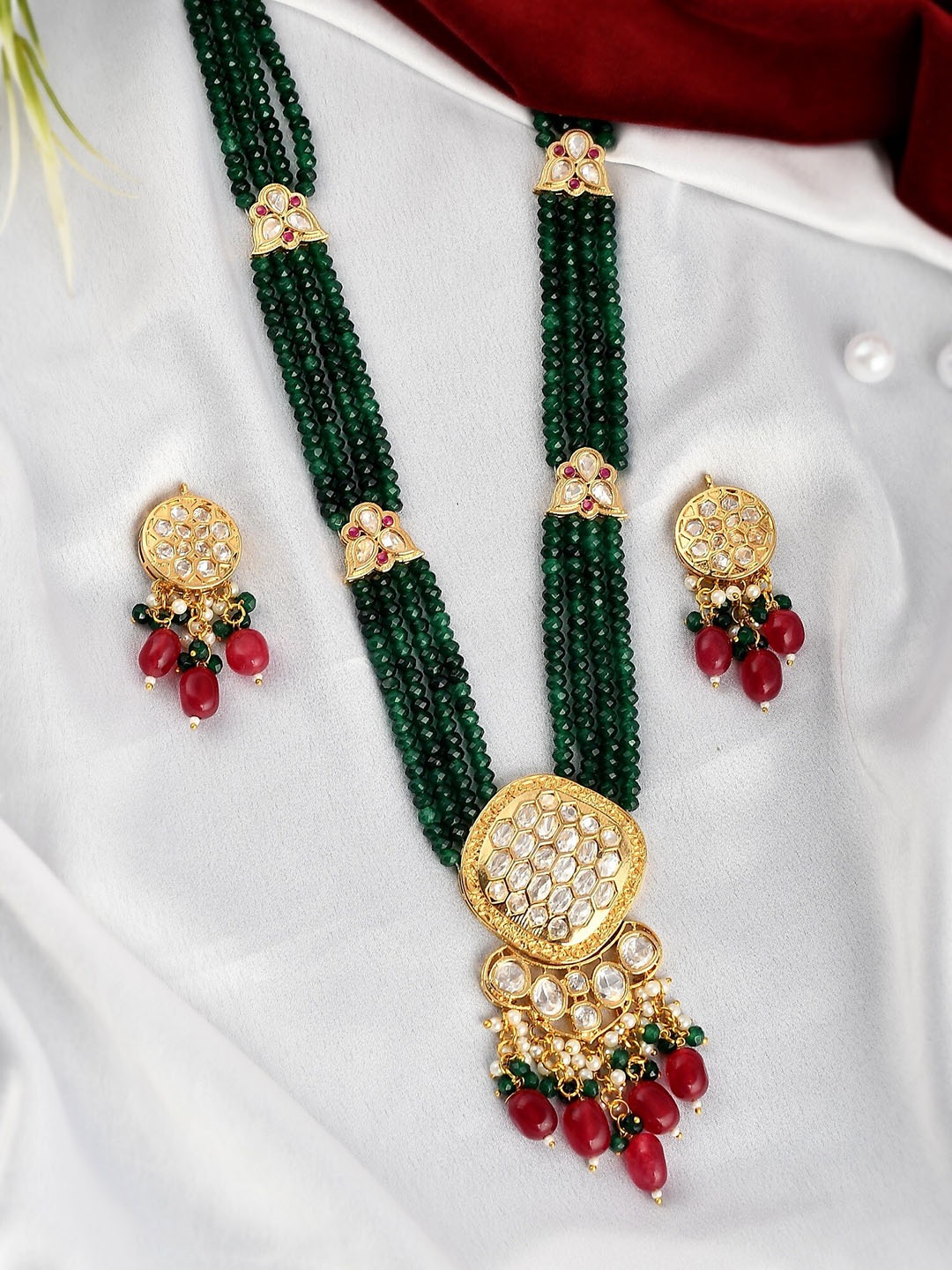 

DASTOOR Women Green & Maroon Gold-Plated Kundan Necklace and Earrings