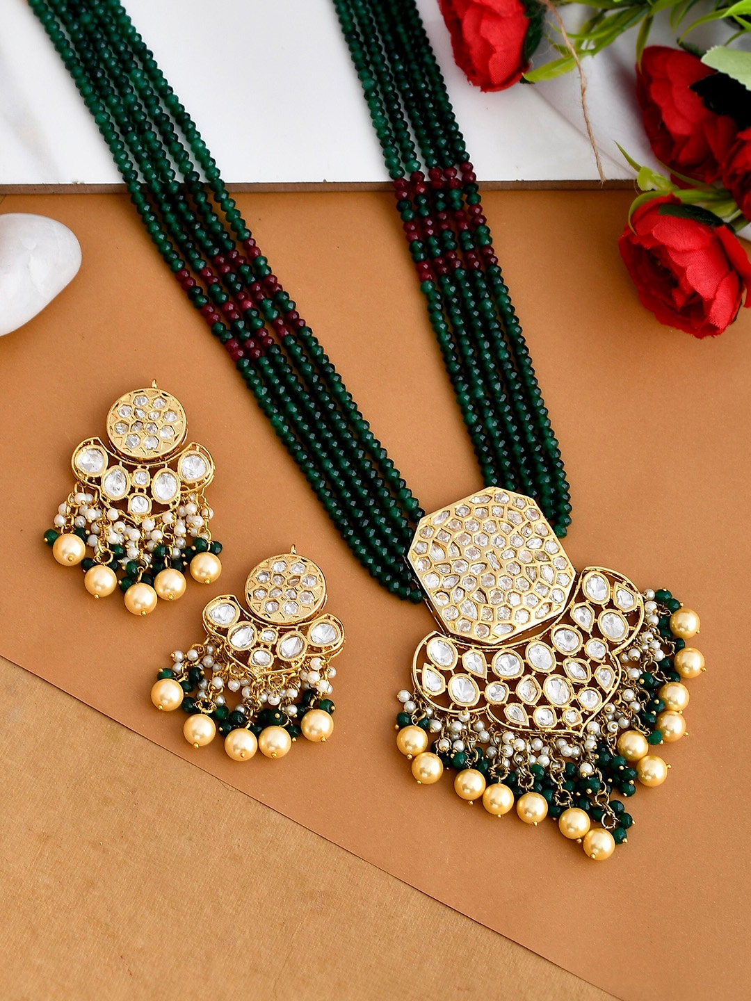 

DASTOOR Women Green & White Gold-Plated Kundan Studded & Beaded Jewellery Set