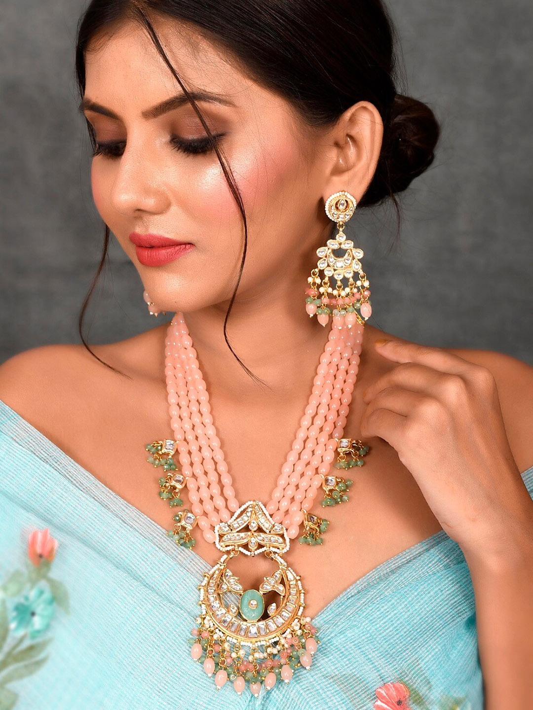 

DASTOOR Women Peach & Green Gold-Plated Kundan-Studded & Beaded Jewellery Set