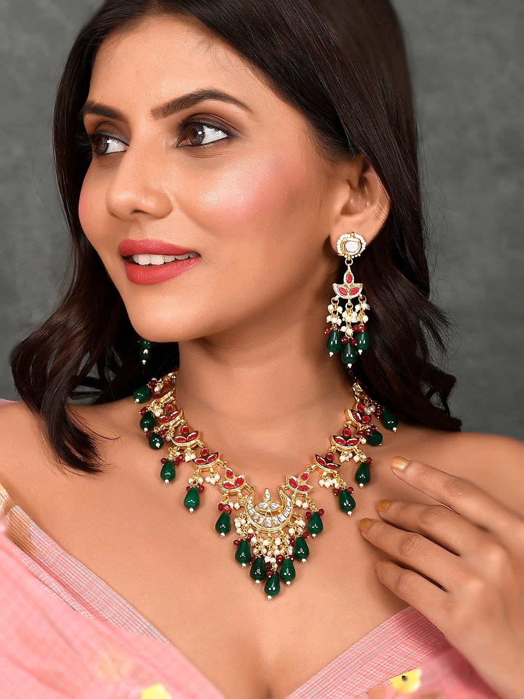 

DASTOOR Women Green & Red Gold-Plated Kundan Stone-Studded Jewellery Set