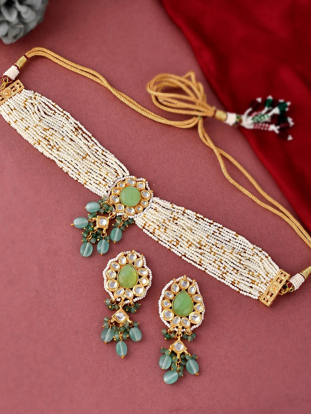 

DASTOOR Women White & Green Gold-Plated Kundan-Studded & Beaded Jewellery Set
