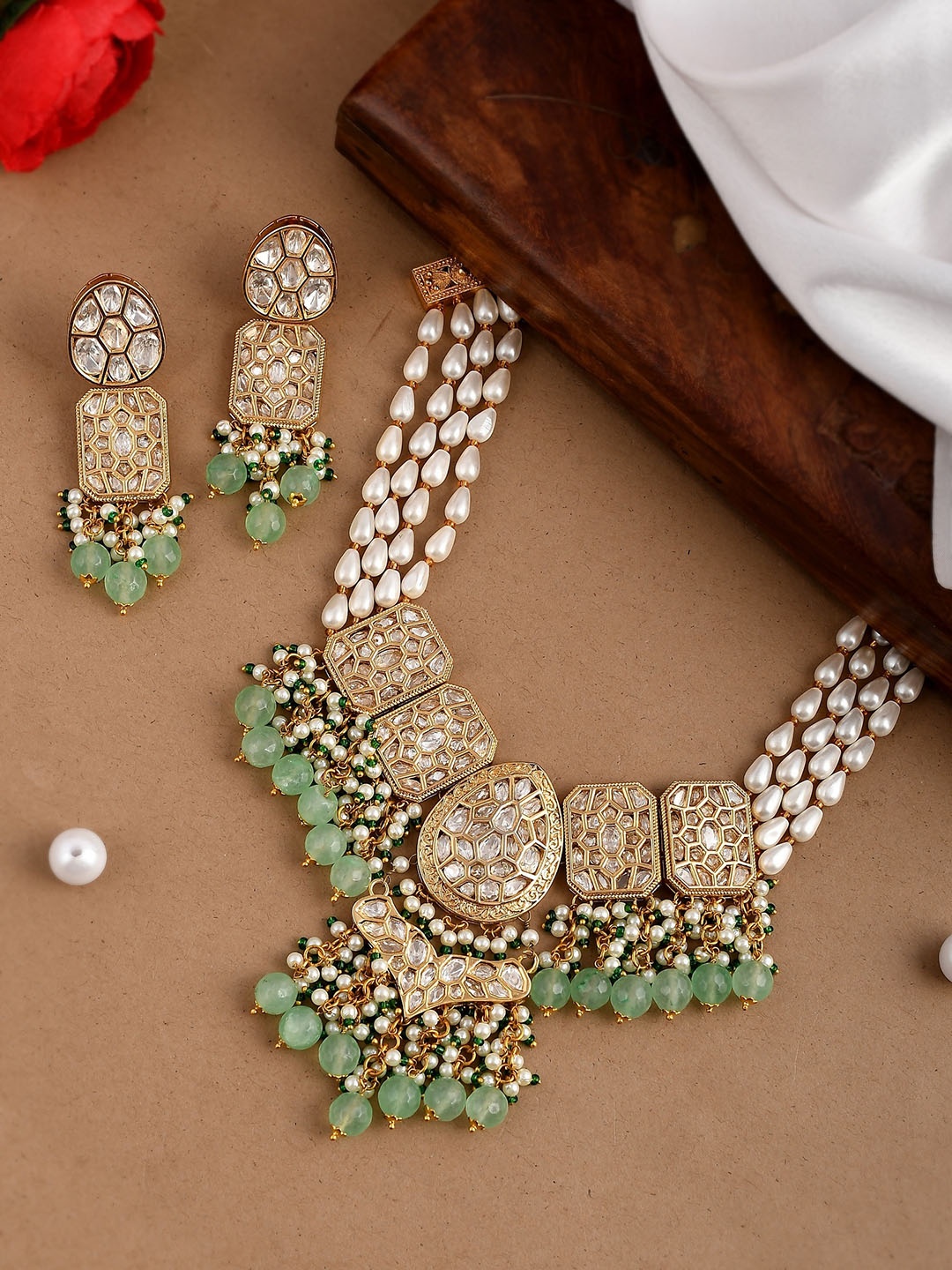 

DASTOOR Women White & Green Gold-Plated Kundan-Studded & Beaded Jewellery Set