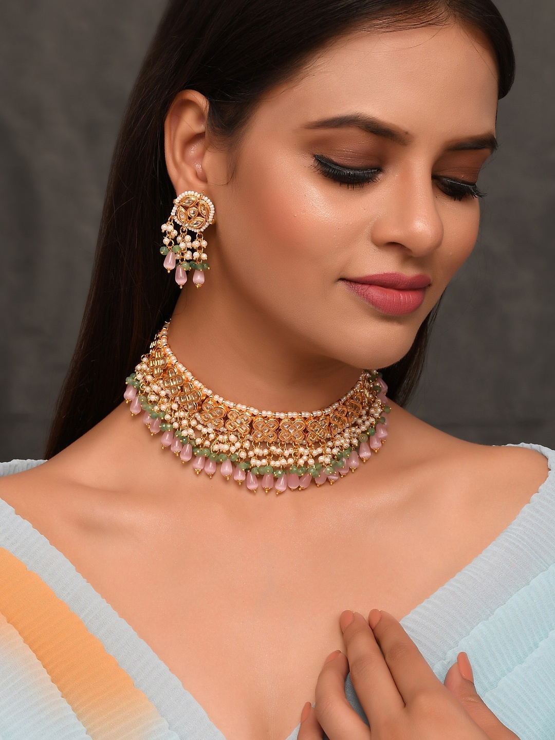 

DASTOOR Women Pink & Green Gold-Plated Kundan-Studded & Beaded Jewellery Set