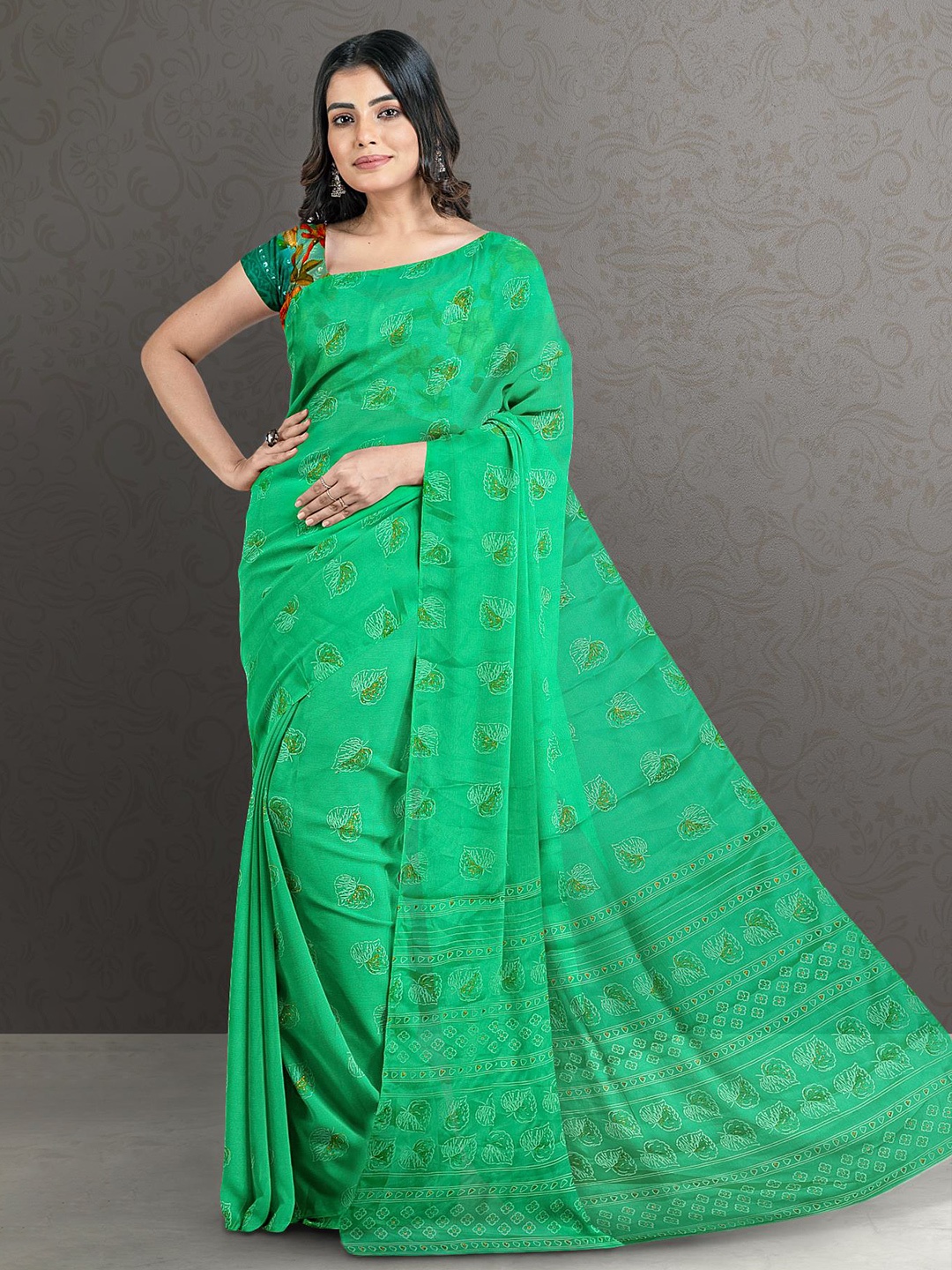 

Kalamandir Women Green & White Floral Silk Blend Saree