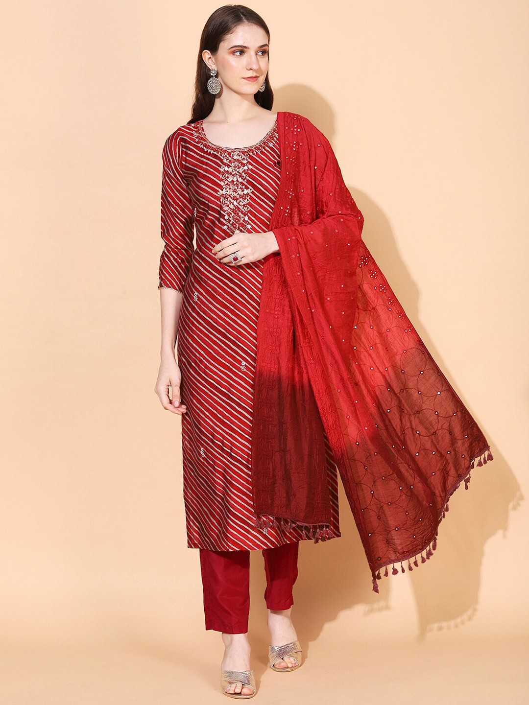 

FASHOR Leheriya Printed Thread Work Straight Kurta & Dupatta, Red