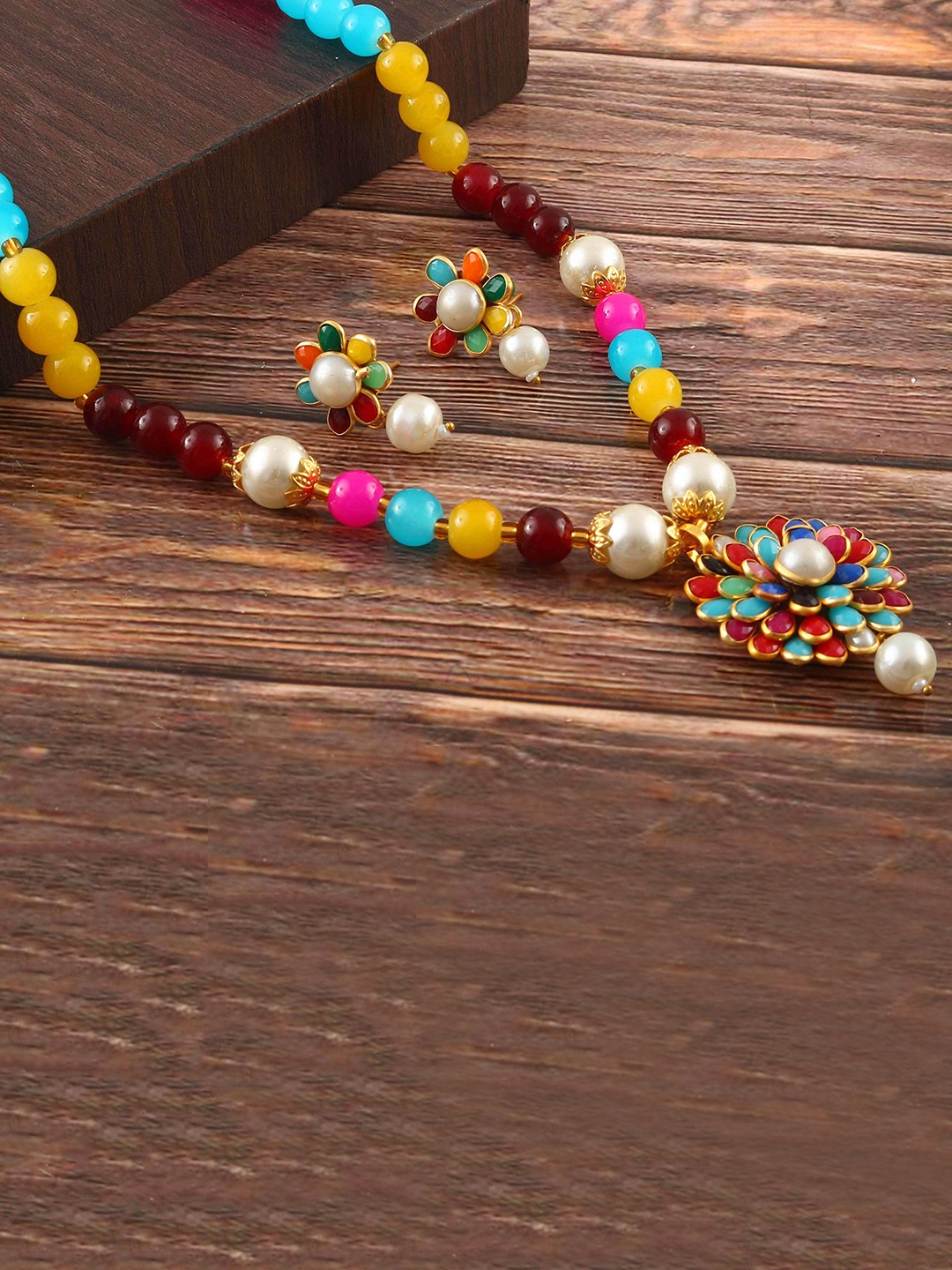 

Jewar Mandi Gold-Plated White Pearl-Studded Jewellery Set