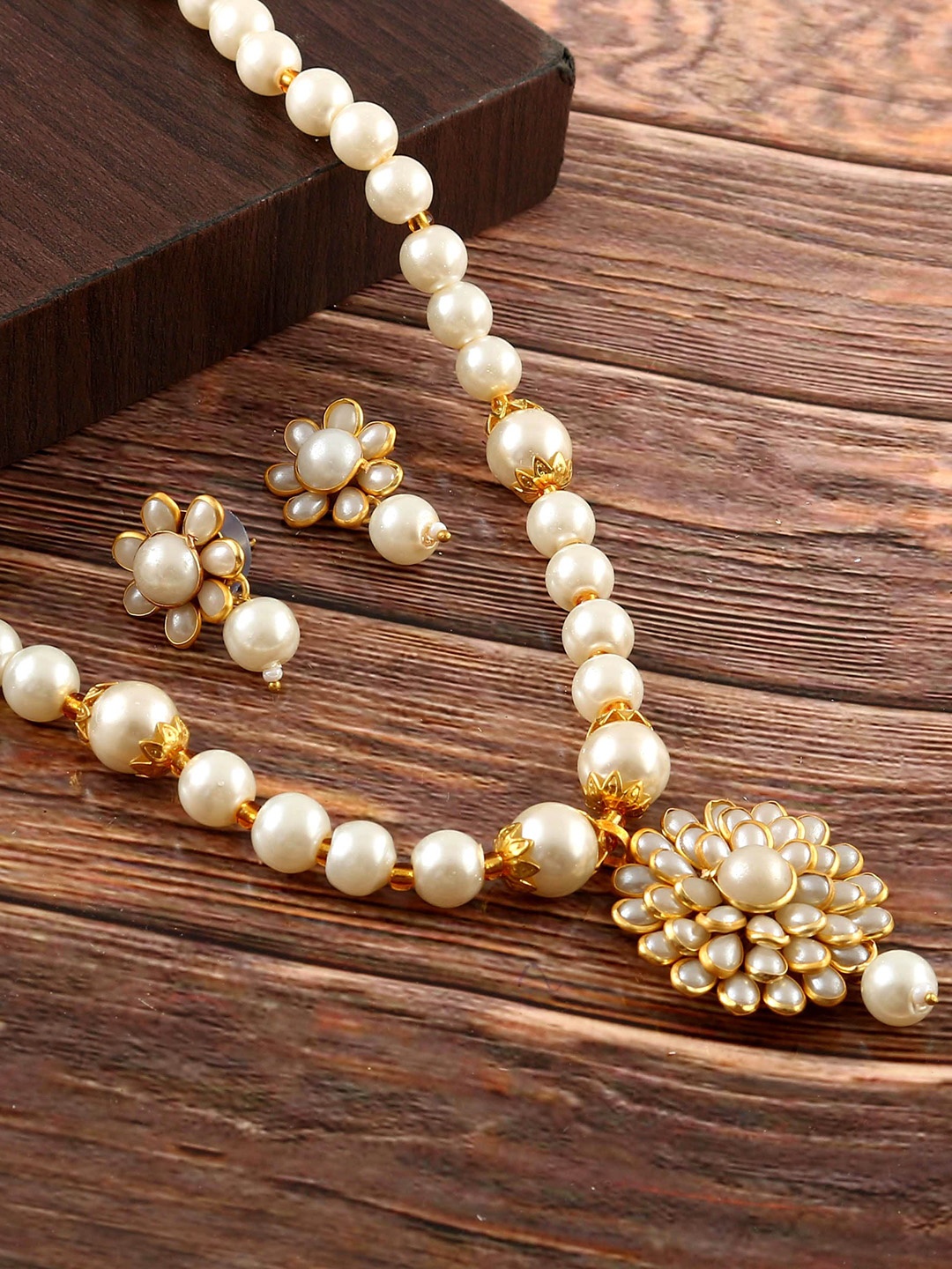 

Jewar Mandi Gold-Plated White Pearls Studded Jewellery Set