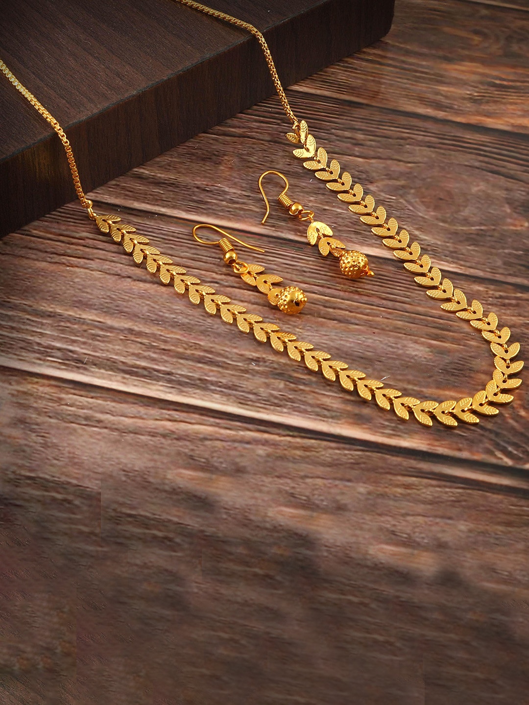 

Jewar Mandi Gold-Plated Leaf Design 3 Layer Gokhru Beaded Jewellery Set