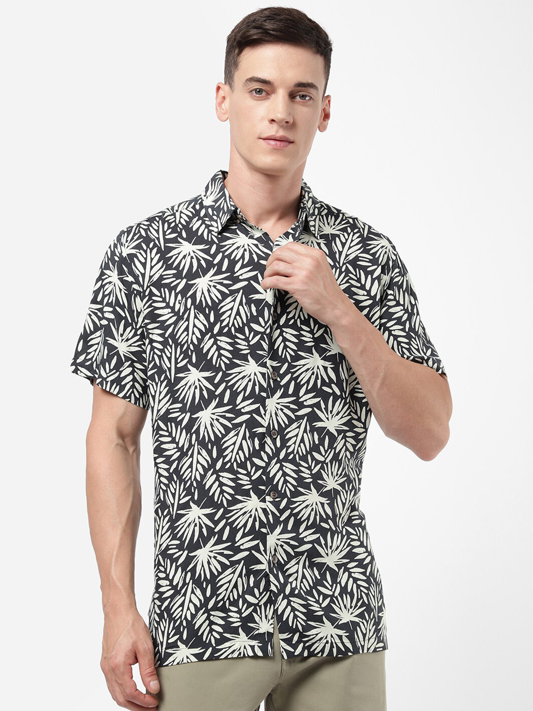 

R&B Men Floral Printed Cotton Casual Shirt, Green