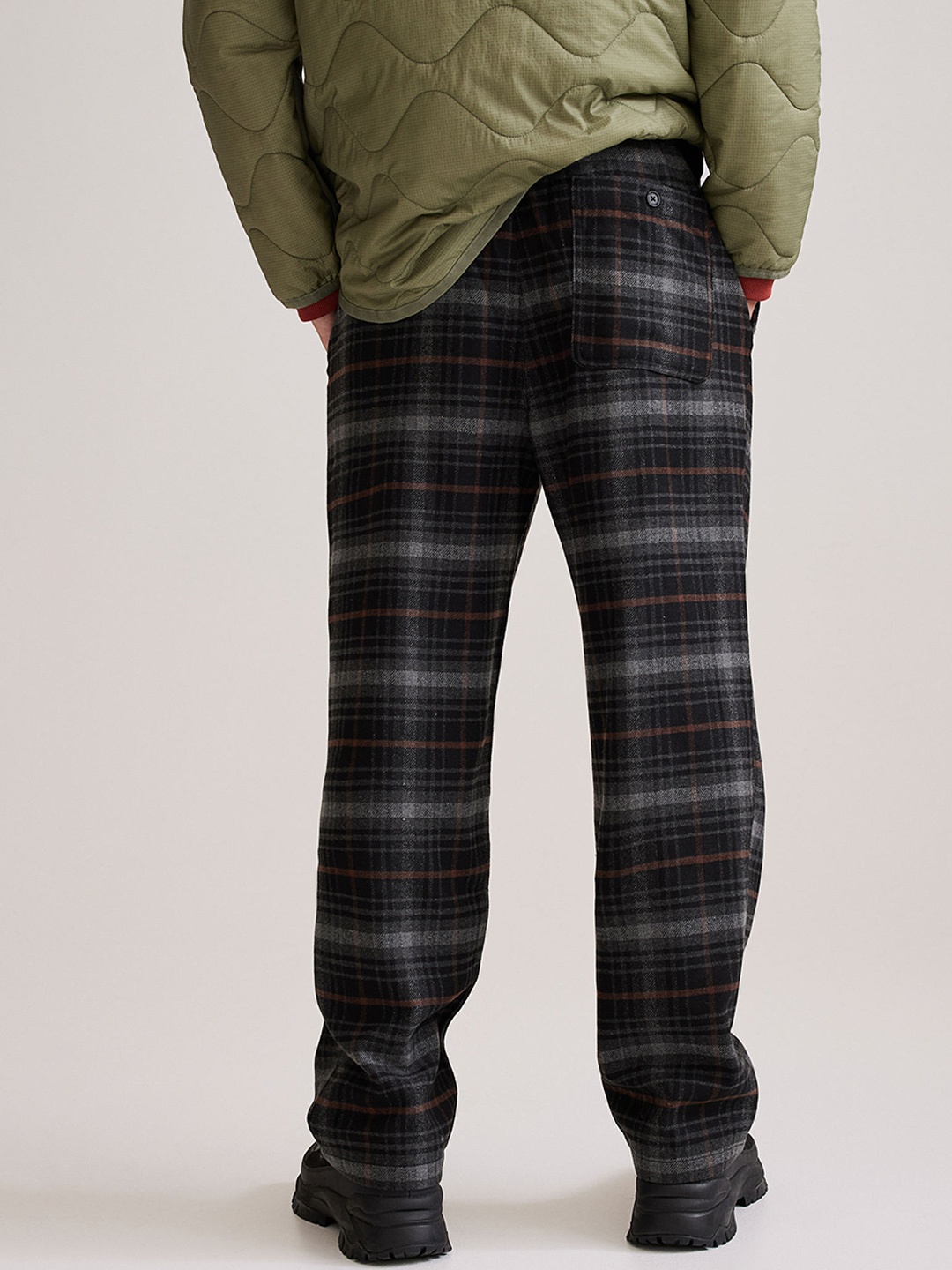 

H&M Men Relaxed Fit Wool-Blend Twill Trousers, Black