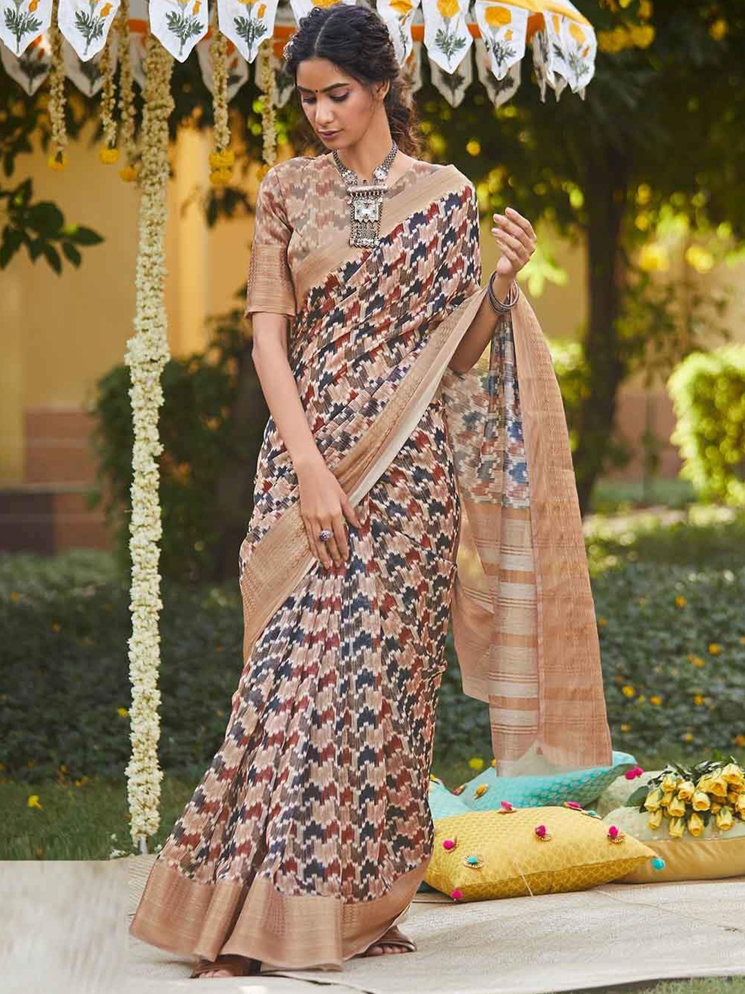 

KARAGIRI Beige & Charcoal Printed Zari Linen Blend Saree