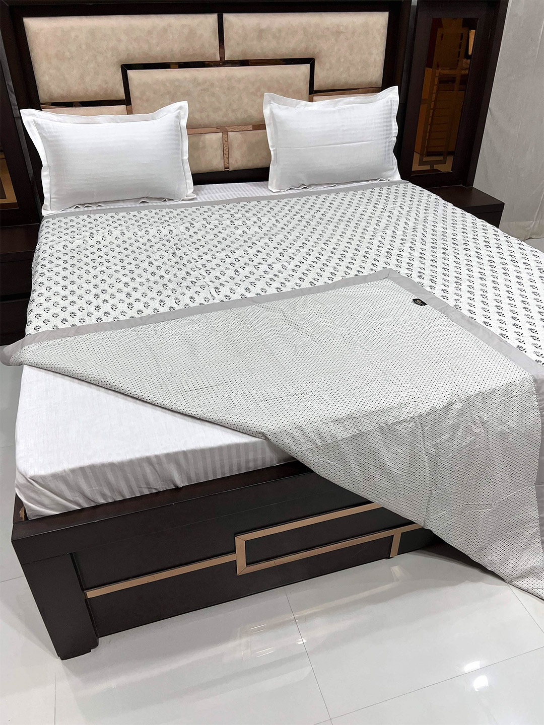 

Pure Decor Grey & Black Floral AC Room 300 GSM Pure Cotton Double Bed Dohar