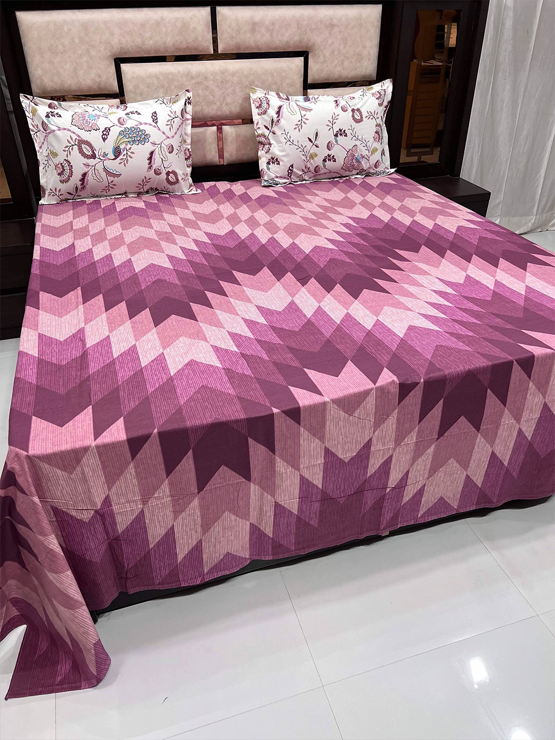 

Pure Decor Purple & Pink 400 TC Cotton King Bedsheet with 2 Pillow Covers