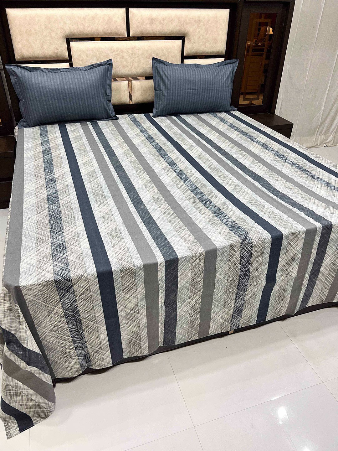 

Pure Decor Grey & White Striped 400 TC Cotton King Bedsheet with 2 Pillow Covers
