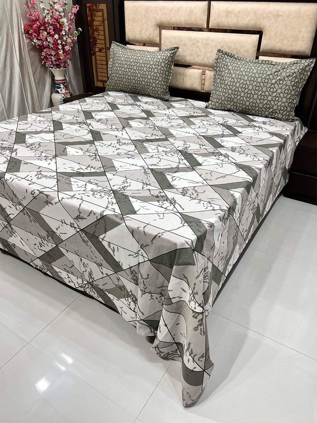 

Pure Decor Green & White Geometric 400 TC King Pure Cotton Bedsheet with 2 Pillow Covers
