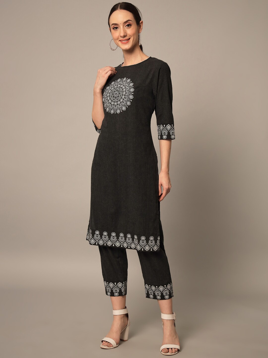 

Yaadleen Women Black Ethnic Motifs Printed Pure Cotton Kurta with Trousers