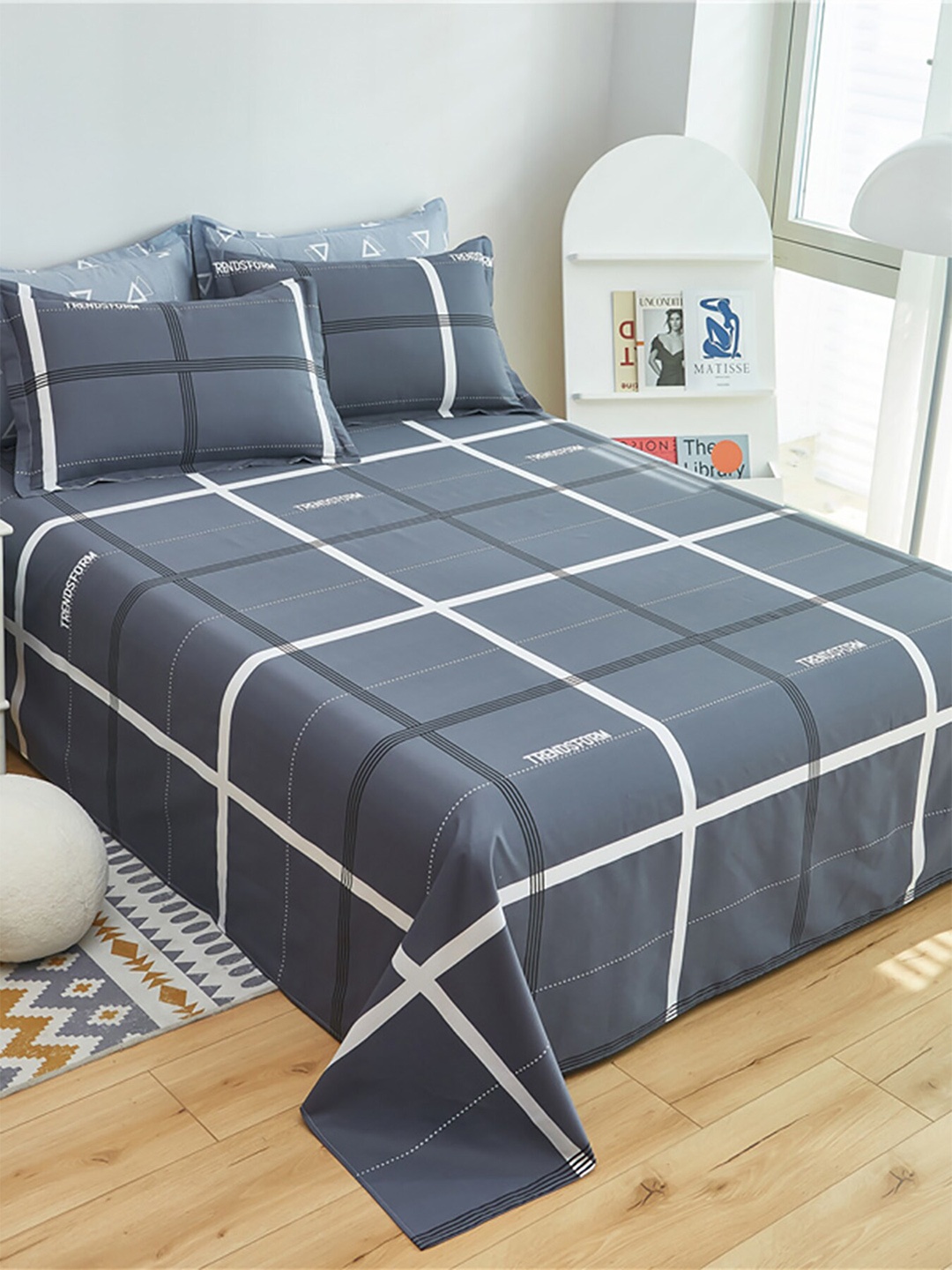 

JC HOME Charcoal & White Checked 186 TC Cotton Queen Bedsheet with 4 Pillow Covers