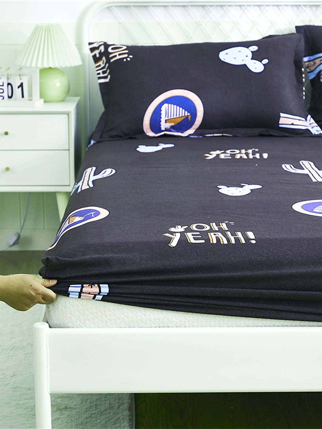 

JC Collection Black & White Graphic 120 TC Queen Bedsheet with 2 Pillow Covers