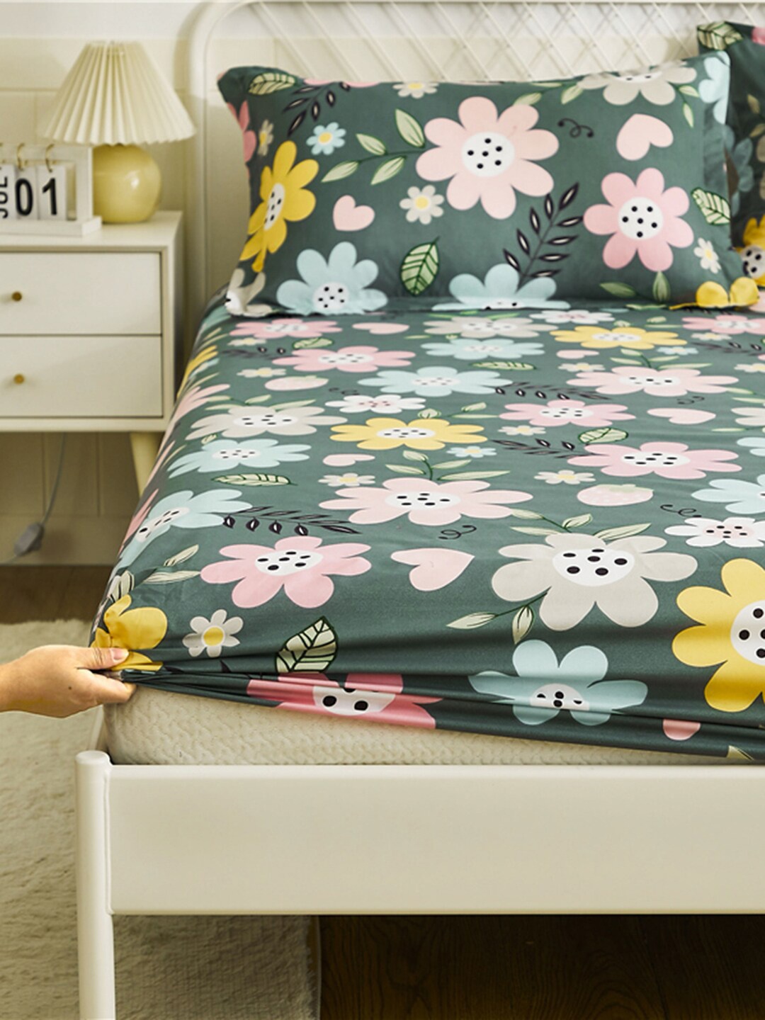 

JC HOME Green & White Floral 120 TC Queen Bedsheet with 2 Pillow Covers